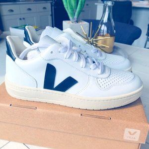 Veja V-10 Leather Extra-White Black Womens 8 US